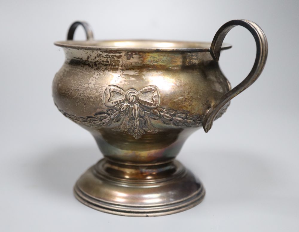 A George V silver two handled pedestal vase, Chester, 1913,11.3cm, 6oz.